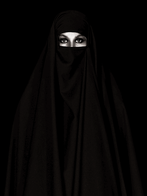 Olga in Burqa by Cécile Plaisance, lenticular photograph, presented by Art.M Luxembourg