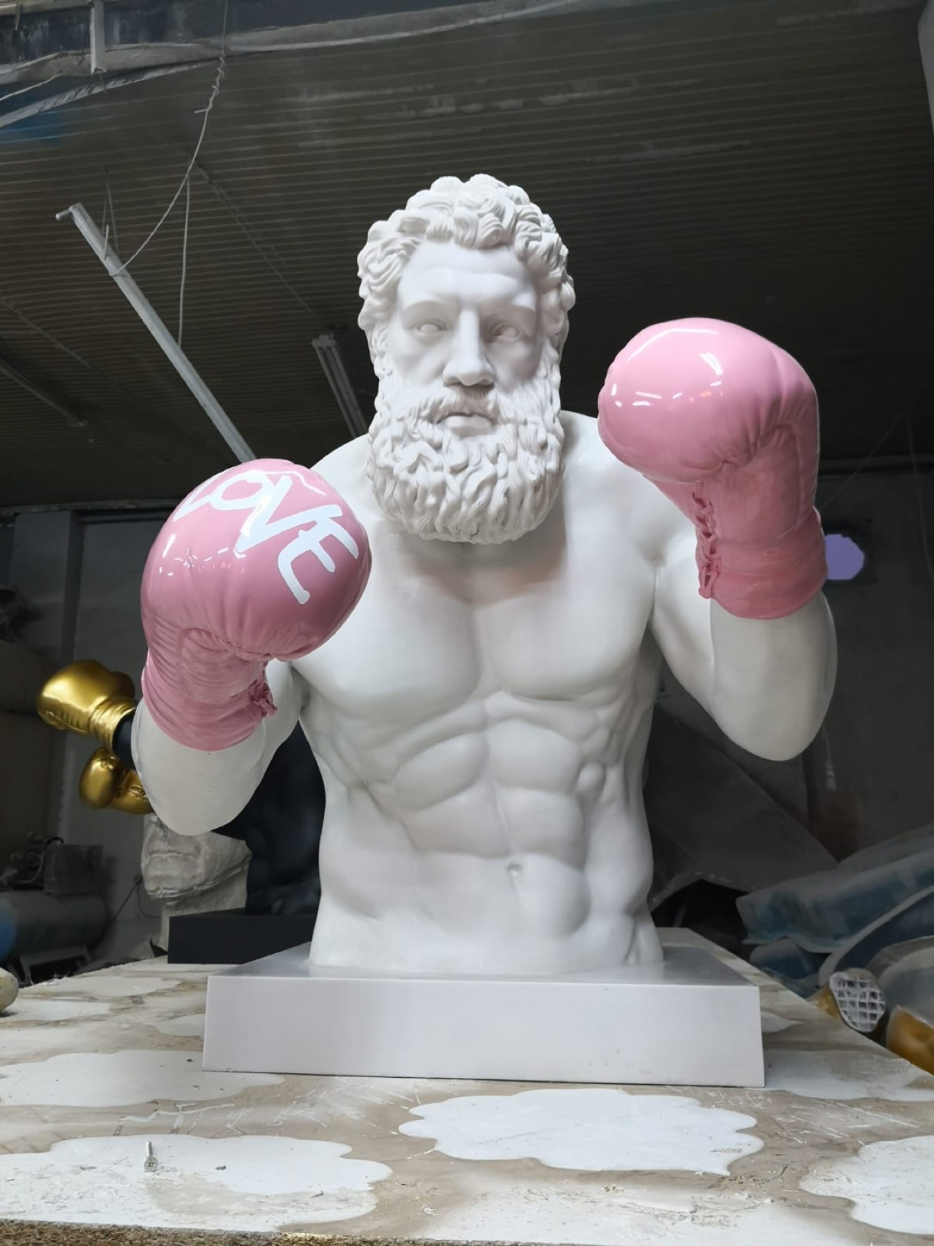 The Champ - Love by Emre Yusufi, sculpture, presented by Art.M Luxembourg